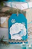 DIY-Weihnachtskarte mit Vogelmotiv in Blau und Weiß