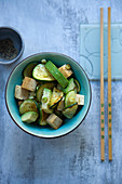 Teriyaki-Tofu mit Zucchini und Avocado