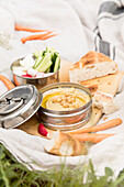 Hummus mit Gemüsesticks und Fladenbrot
