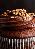 Chocolate-Chip-Cupcake mit Krokant (Close-up)
