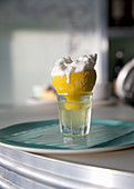 Zitronensorbet serviert in geeister Zitronenhälfte