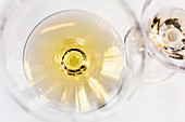Zwei Gläser Weißwein (Aufsicht)