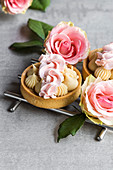 Tarts with caramel and rose cream