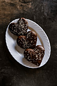 Herzförmige Kekse mit dunkler Schokolade