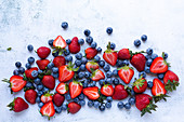 Frische Blaubeeren und Erdbeeren