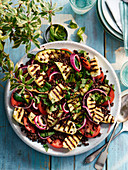 Ratatouille-Salat mit gegrilltem Halloumi