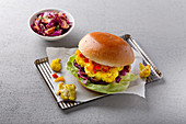 Kurkuma-Blumenkohlsteak-Burger mit Coleslaw