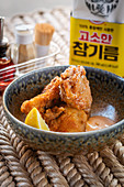 Asiatisches Gericht mit gebackenem Hühnerfleisch
