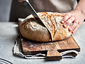 Hausgemachtes Chia-Brot anschneiden