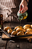 Hasselback-Kartoffeln mit Öl beträufeln