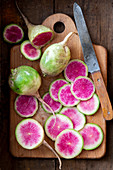Wassermelonenrettich in Scheiben geschnitten