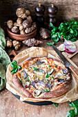 Pizza-Bianca mit Topinambur, Speck und Zwiebeln