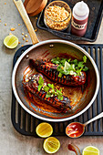 BBQ-Auberginen mit Koriander, Erdnüssen und Thaibasilikum