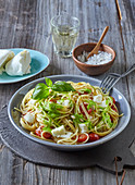 Spaghetti mit Basilikum-Pesto und Mozzarella