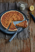 Treacle Tart mit Melassesirup, Butter und Zitronenschale