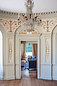 Dekorativer Anstrich um die Tür mit Blick ins Wohnzimmer im Herrenhaus aus dem 18. Jahrhundert