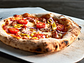 Pizza Salsiccia mit Peperoni und roten Zwiebeln