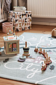 Spielwiese mit Holz-Spielzeug im Kinderzimmer