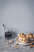Kaffee-Muffins mit Haselnüssen dazu ein Glas Kaffee