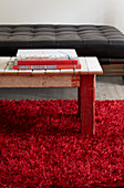 Vintage Holztisch auf rotem Teppich