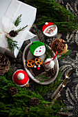 Nikolaus-Cupcakes und Schokoladenkuchen mit Brezeln verziert