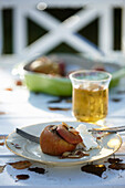 Bratapfel mit Marzipan-Nussfüllung auf Tisch im Freien