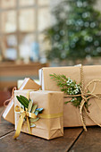 Natürlich verpackte Geschenke mit Packpapier, Olivenblättern und Wacholderzweig
