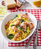 Zitronen-Tagliatelle mit Lachs und Spinat