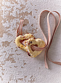 Cranberryplätzchen in Herzform (weihnachtlich)