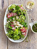 Frischer Salat mit Erbsen, Radieschen und Feta
