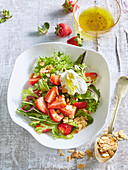Salad with strawberries and fresh goat cheese