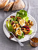 Salad with grilled plums and nut crust
