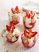 Erdbeer-Tiramisu serviert in Dessertgläsern