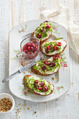 Geröstetes Brot mit Kirschen und frischem Thymian