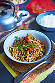 Chow mein with chicken, mangetout und parma ham