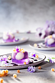 Lavendel-Götterspeise mit Litschi, Veilchen und weißen Johannisbeeren
