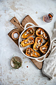 Gebackener Honeynut-Kürbis mit Ahornsirup und Mandelblättchen