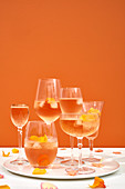 Champagnercocktails in verschiedenen Gläsern mit Rosenblättern