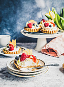 Tartlets with cream and fresh fruit