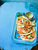 Lachs-Tacos mit tomatensalsa und Guacamole