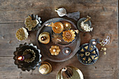 Weihnachtsschmuck mit goldener Folie bezogener Kerzenständer und Backförmchen