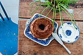 Mini-Kranzkuchen auf blau-weißem Teller