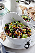 Salat mit Kichererbsen, schwarzen und roten Bohnen, grünen Erbsen und Avocado