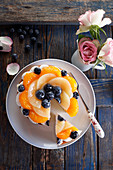 Blumenförmiger Obstkuchen mit Sommerfrüchten