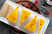 Geschichteter Sahne-Gelee-Kuchen mit Mango und Passionsfrucht