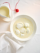 Snow eggs in lemon balm sauce (Christmas)
