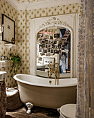 Vintage Badewanne mit Klauenfuß, Spiegel und Tapete im Badezimmer