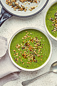 Lauch-Erbsen-Suppe mit Spinat und gerösteten Kernen