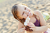Mädchen isst gegrillte Marshmallows vom Spieß