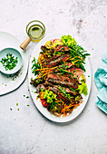 Asiatischer Salat mit Steakstreifen